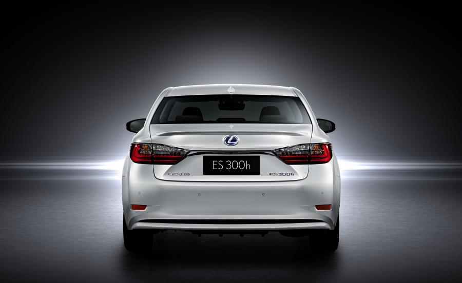  Lexus ES300h 2015 года  (фото 4 из 7)